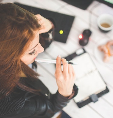 woman-hand-desk-office Career portfolio Expert - Image 1